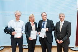 Prof. Dr. Bittner (rechts) überreicht das VAO-Strategiepapier an (von links nach rechts) an Dr. Andrea Tilche, Ulrike Scharf MdL und Dr. Jiří Buriánek
