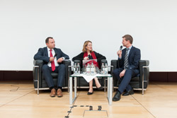 die Moderatorin Silke Wettach in Diskussion mit den Vertretern aus Wirtschaft und Versicherungswesen, Dr. Lützenkirchen und Martin Schiansky
